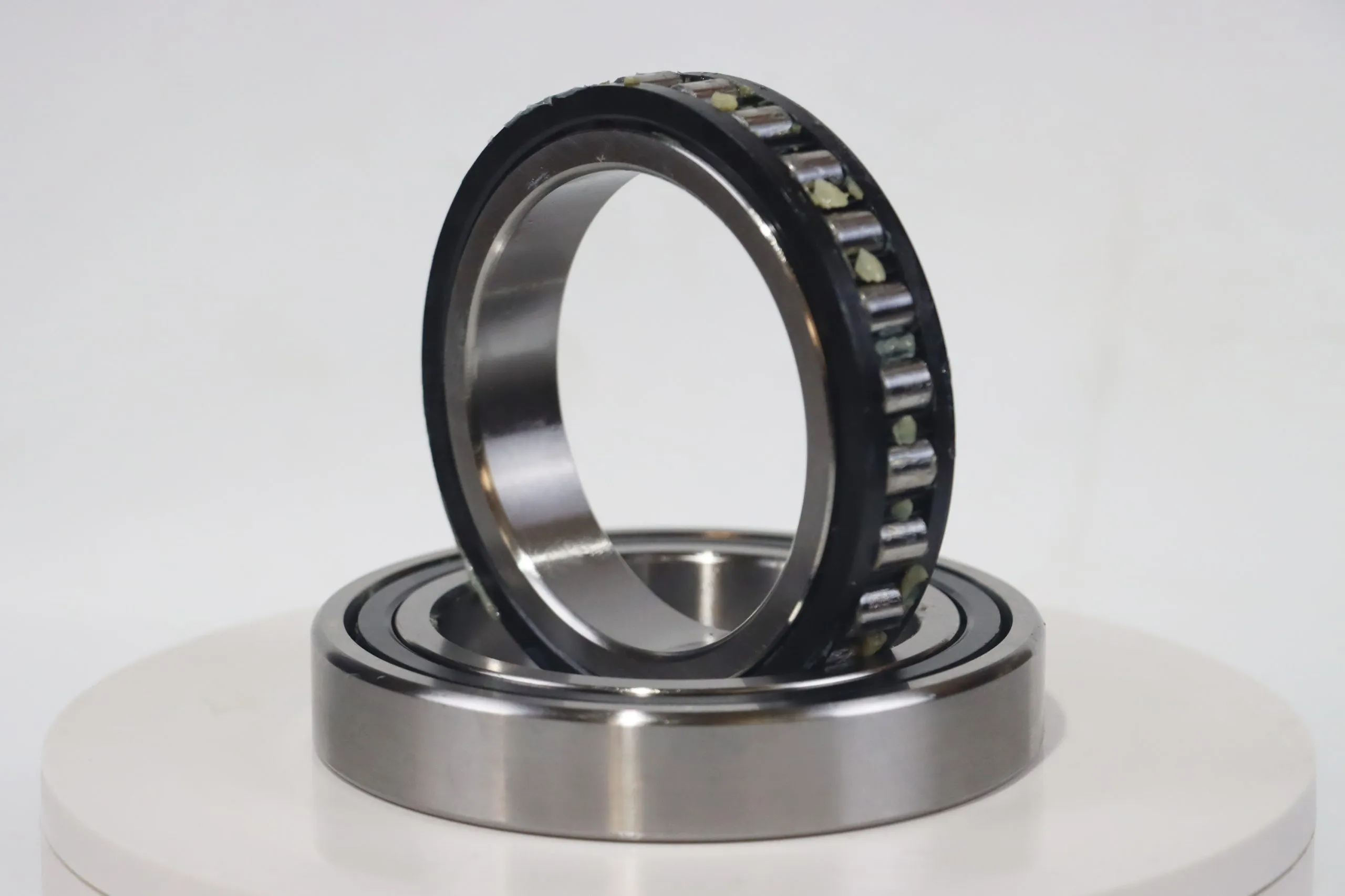 Crossed cylindrical roller bearings