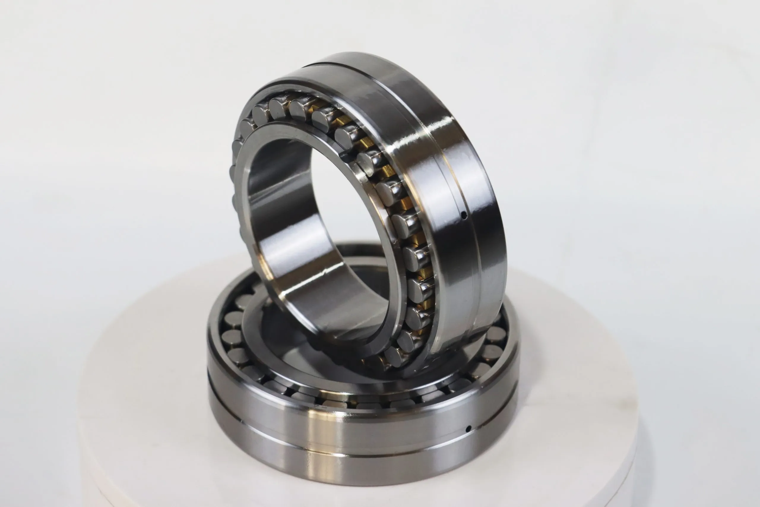 Crossed cylindrical roller bearings